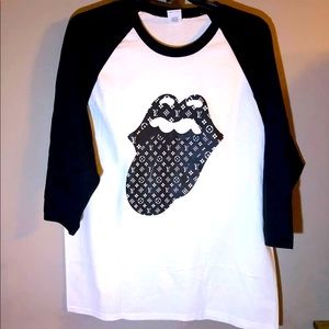 Black an white baseball tee